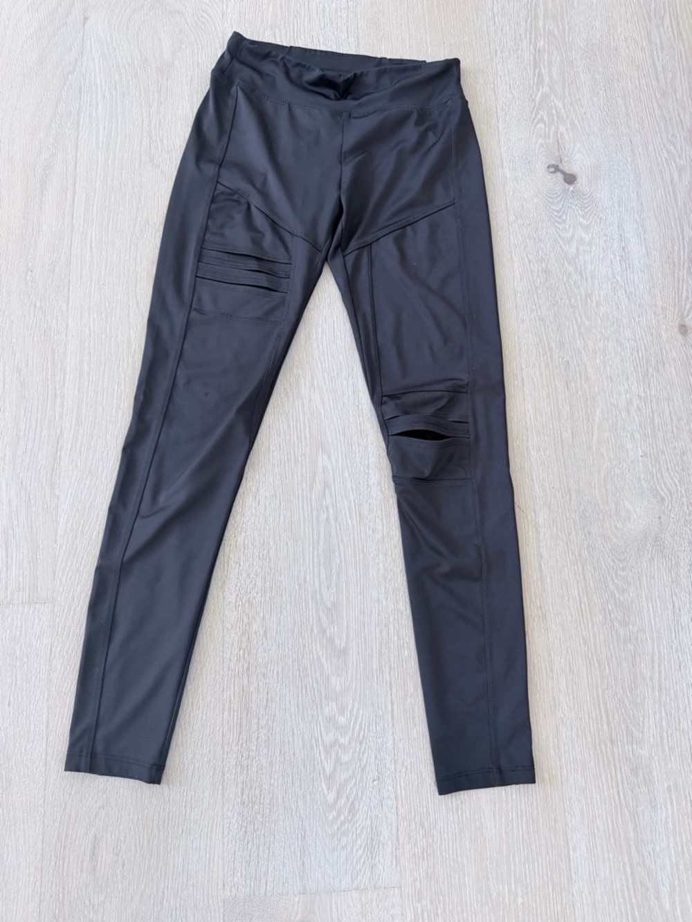 Black Cutout Performance Leggings with mesh size S has a small hole on a waist